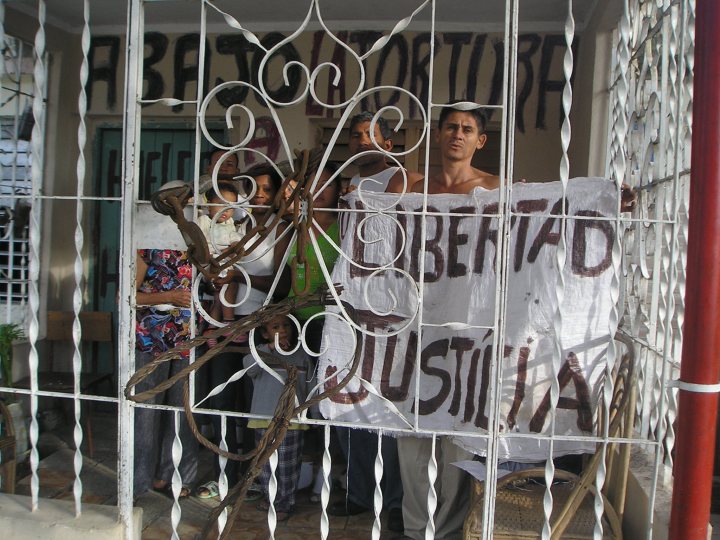 Carteles en la fachada de la casa de Jorge Cervantes/ Contramaestre/Stgo de Cuba