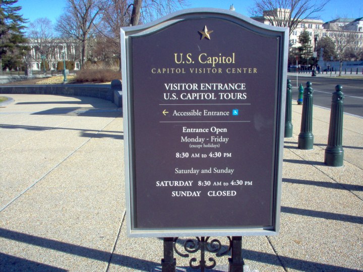 Visitantes entrando al Capitolio EE.UU