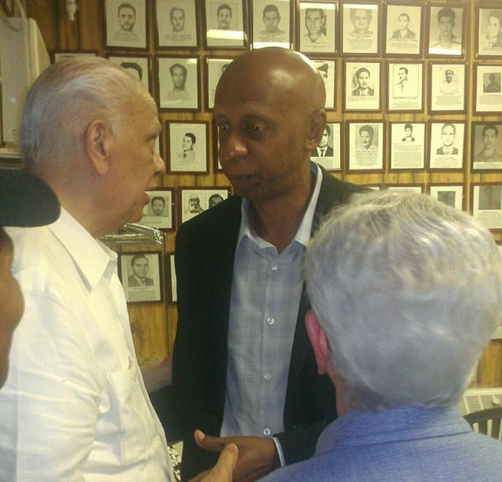 Guillermo Fariñas conversa con ex presos políticos