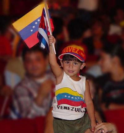 Un niño venezolano celebra durante las últimas elecciones  la proxima instauración en el país de la libreta de racionamiento