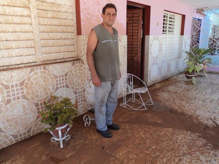 Feliep Marrero esposo de Caridad Burunate muestra lo que hicieron las turbas en su casa el domingo 28 julio 2013