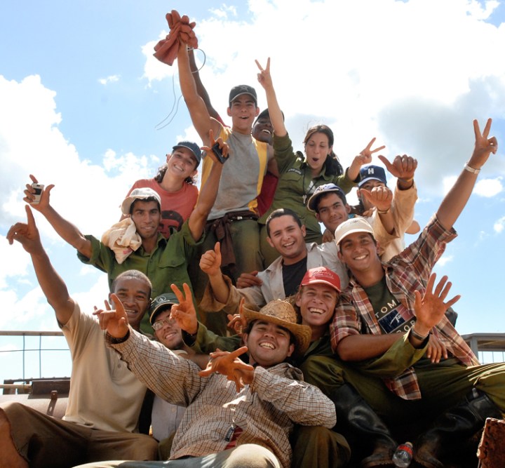 Jóvenes en escuela al campo