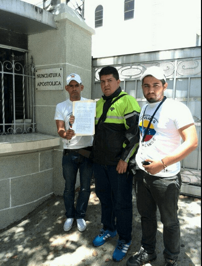 Jóvenes Venezolanos entregan carta al Nuncio para que la haga llegar al Papa