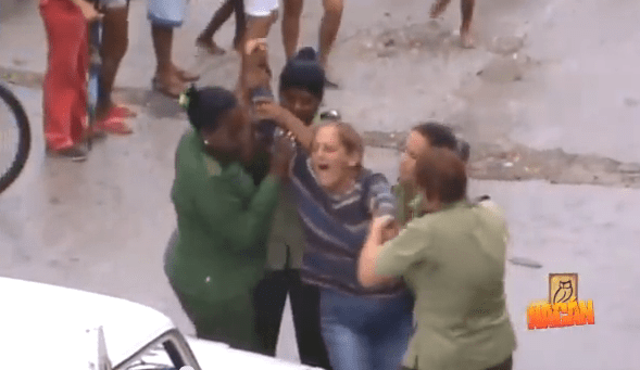 Sandra Rodriguez mientras gritaba Comida para el pueblo abril 2014