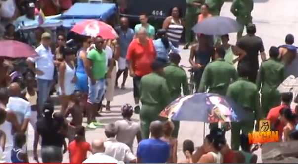 2014 militares detienen a opositores al salir de la casa de Gullermo Fariñas