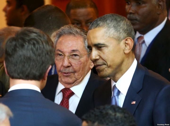 Dos días después de la entrevista de Efe a Obama se gue a la Cumbre a encontrarse con los presidentes elegidos democráticamente y con el General Castro