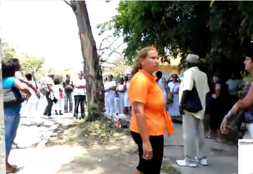 La mujer dijo a los activistas que era de EE.UU.