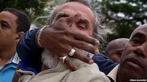 Agustín López fue detenido el 10 de diciembre de 2014 un militar le tapa la boca para evitar que grite consignas