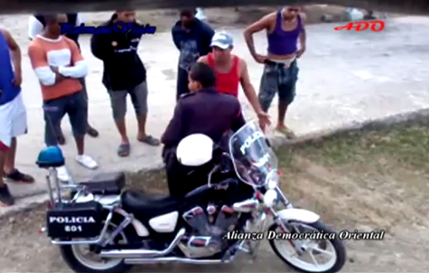 Un policía procede a un registro y decomiso en unpunto de control en Guantánamo