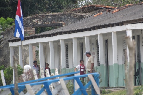 el-frente-de-la-escuela-con-gorra-uno-de-los-maestros-locales