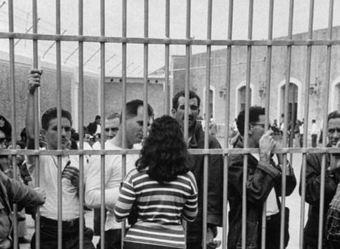 a laspuerteas de seis decadas de escenas como esas en cuba