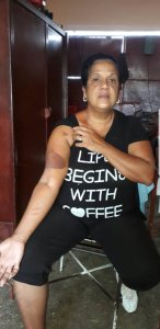 Regla Burunate (izq y Francisco Rangel (der )dando alimento a un desapamrado