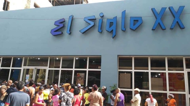 Colas en Santiago de Cuba Foto Yordanis Labrada