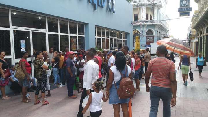Colas en Santiago de Cuba Foto Yordanis Labrada